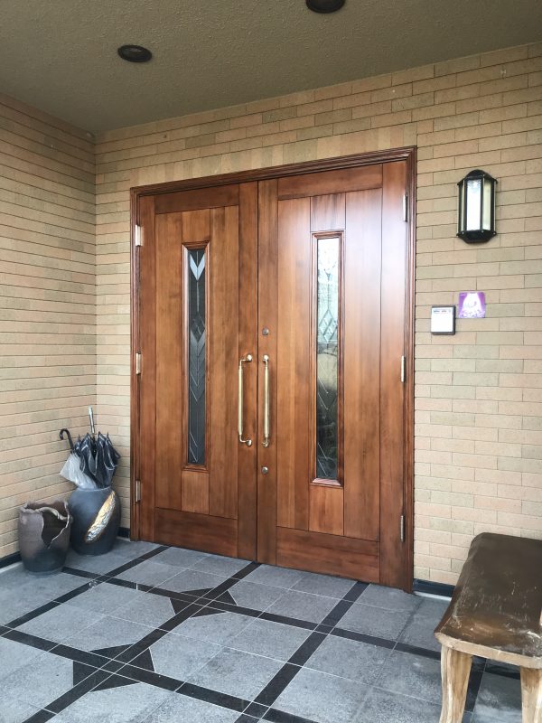 ボロボロの木製玄関扉を剥離再塗装しました