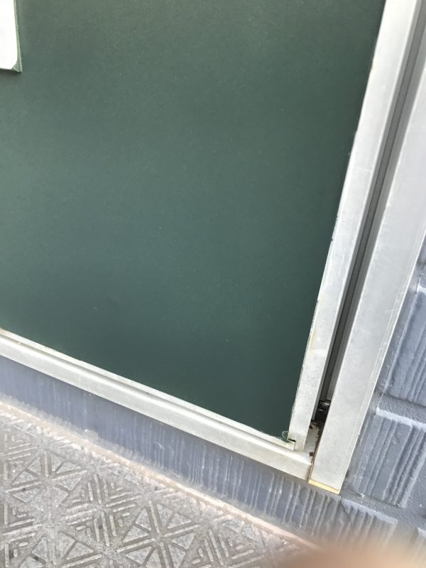 賃貸物件の錆びた玄関扉を補修しました
